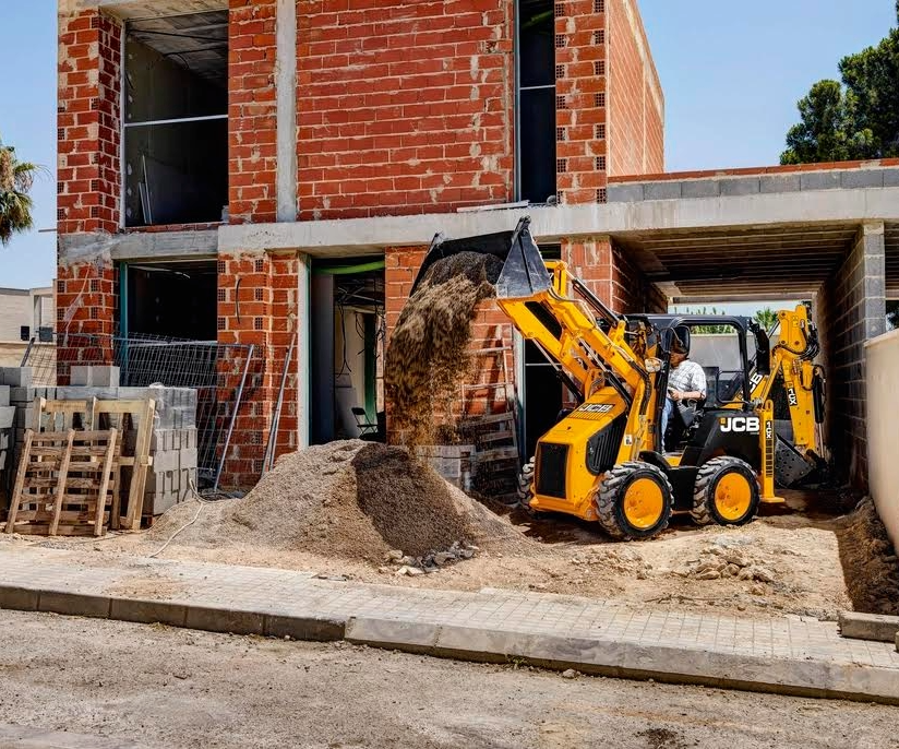 Excavadora AF34 trabajando en terreno - Excavaciones Alicante